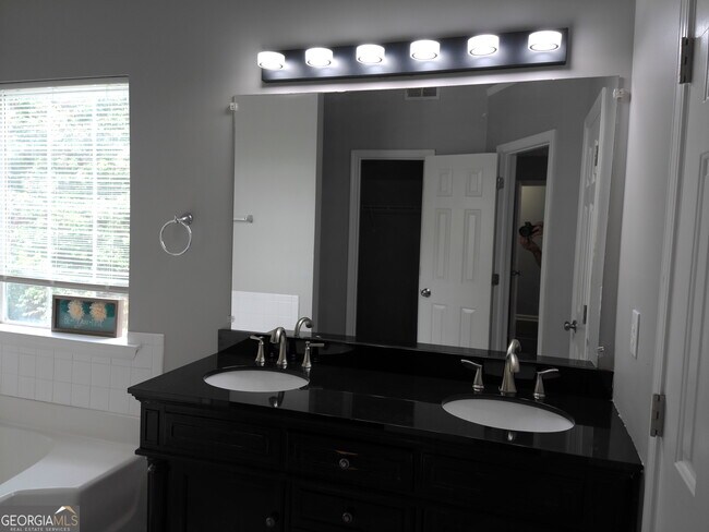 Building Photo - 235 Vaness Dr