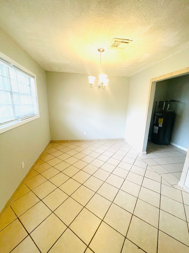 Building Photo - ** 3 bed 2 bath located by Frazer church *...