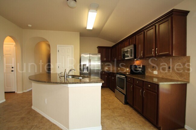 Building Photo - New in Management ! Spacious & Stylish Liv...