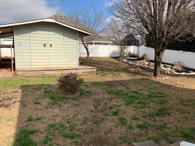 Building Photo - This beautiful home has 4 bedrooms, 2.1 baths and is perfect for an active family. There are thre...