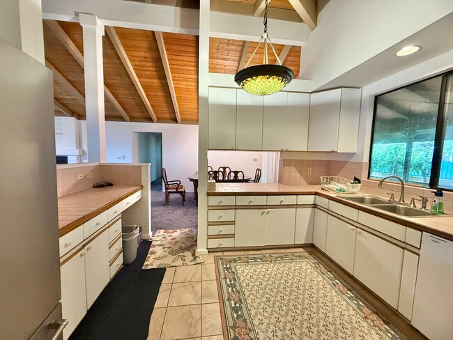 Building Photo - Beautiful 3 Bedroom / 2.5 Bathroom Home in Wailuku Heights!