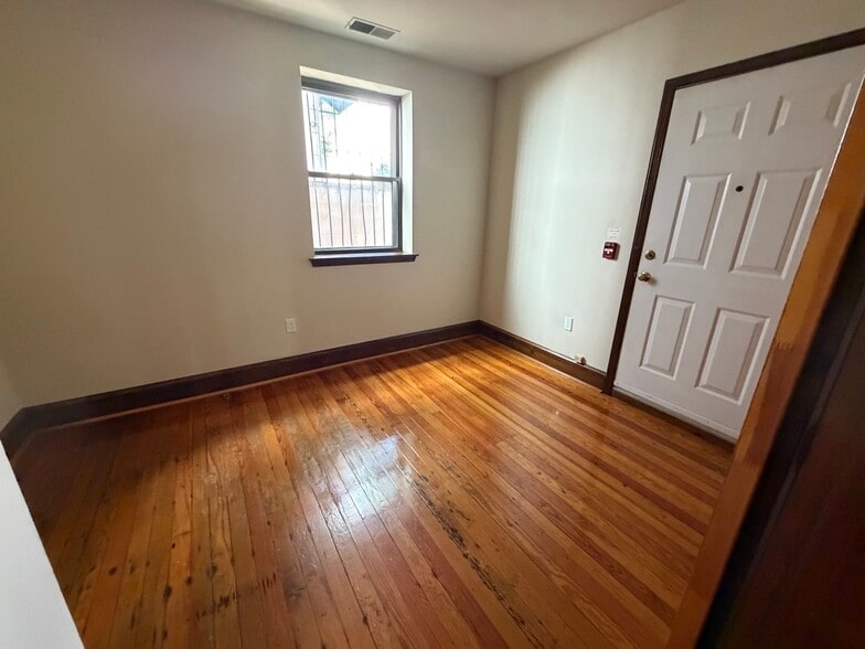 den/office - 507 Catharine St