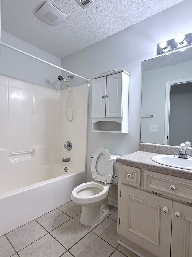 Building Photo - Large 3 bed, 2 bath home in Harwell Hills