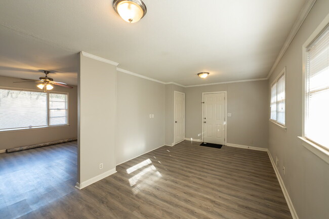 Building Photo - "Charming 3-Bedroom Retreat with 2 Full Ba...