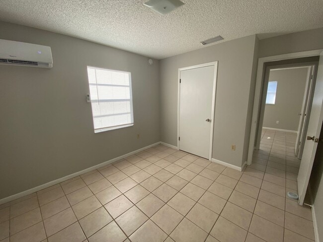 Building Photo - 2 Bedroom 1 Bath Duplex in Lakeland for RENT!