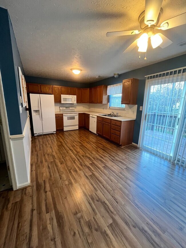 Building Photo - Gorgeous townhouse located near cornerston...