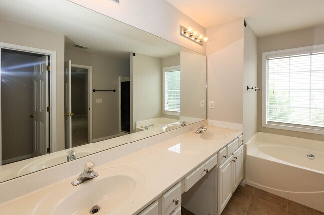 Building Photo - 2895 Haynes Club Cir SW