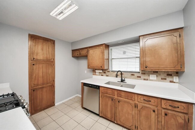 Building Photo - 2318 Hearne Dr