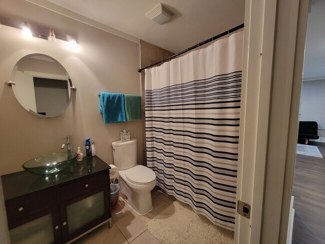 Building Photo - Spacious and newly renovated 3 bed 2 bath ...