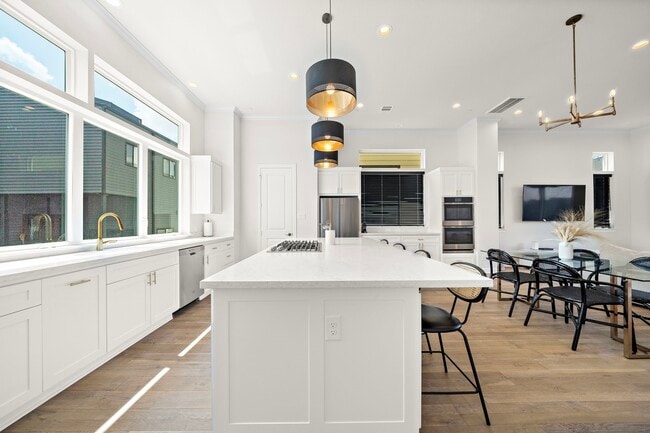 Building Photo - 907 W 16th St