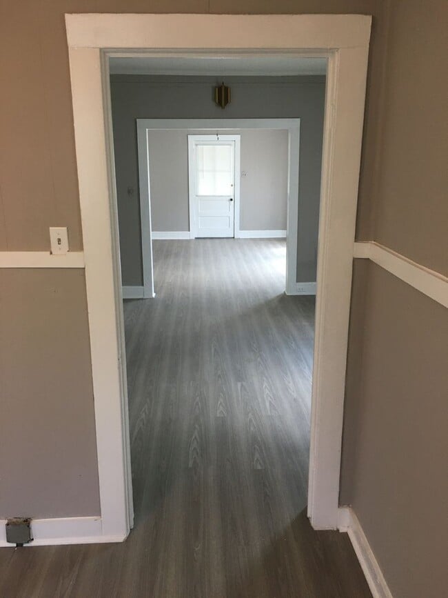 Building Photo - 2/1 House in Celanese $1095