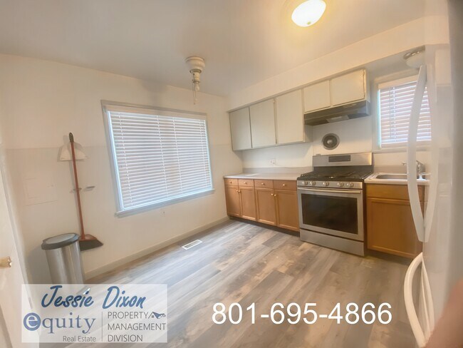Building Photo - 219 Country Club Dr