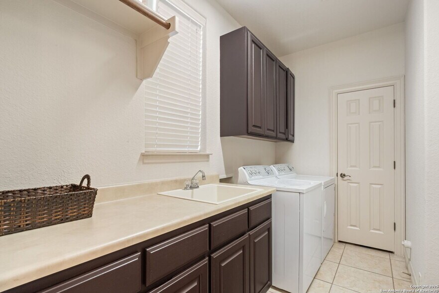Washer and dryer Included - 846 Fawnway
