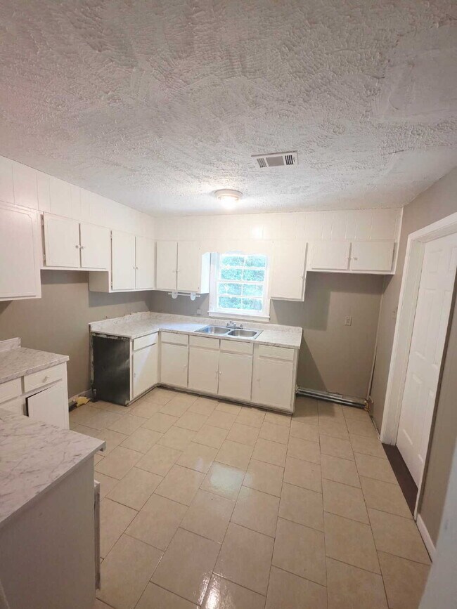 Building Photo - "Spacious 5-Bedroom Haven with 2 Full Bath...