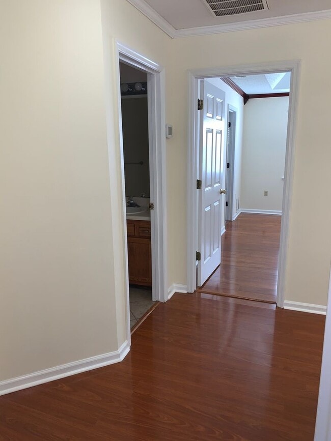 Building Photo - 3 bed 2 bath