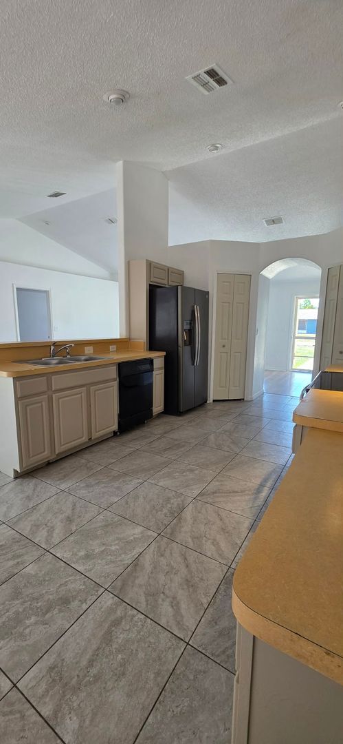 Building Photo - 3 Bedroom, 2 Bath Home with 2-Car Garage – 1,722 Sq Ft