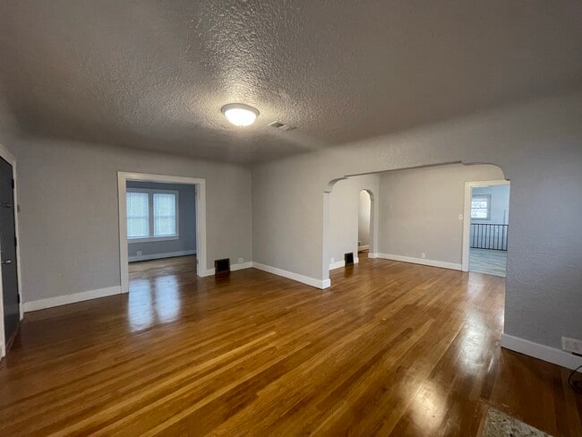 Building Photo - 405 Vassar Dr SE