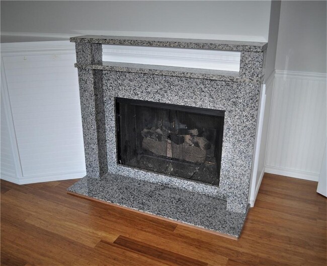 Building Photo - 6851 Roswell Rd