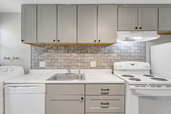 Building Photo - Newly Remodeled 2 Bed, 1 Bath Condo in the Goldsmith Neighborhood!