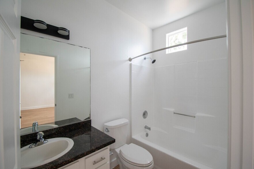 Building Photo - 425 N Alvarado St