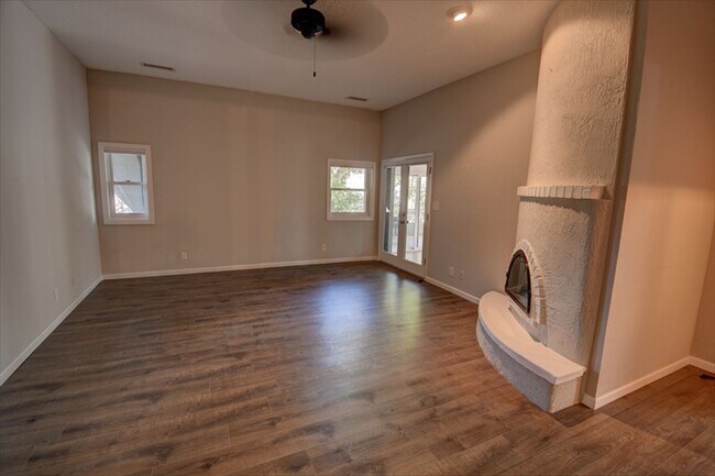 Building Photo - 9651 Village Green Dr NE