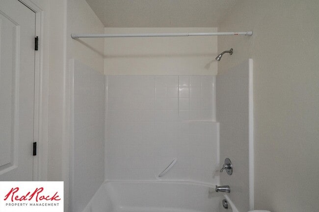 Building Photo - Charming 3 Bedroom Townhome with INTERNET INCLUDED & Dog-Friendly!