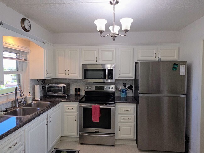 Building Photo - 4550 Cove Cir