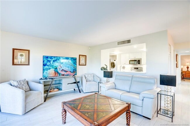 Building Photo - 331 Golfview Cir