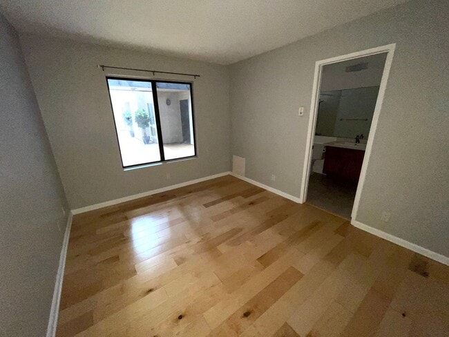 Building Photo - $2750 LARGE 2 BEDROOM CONDO NEAR 4TH ST. W/ PARKING