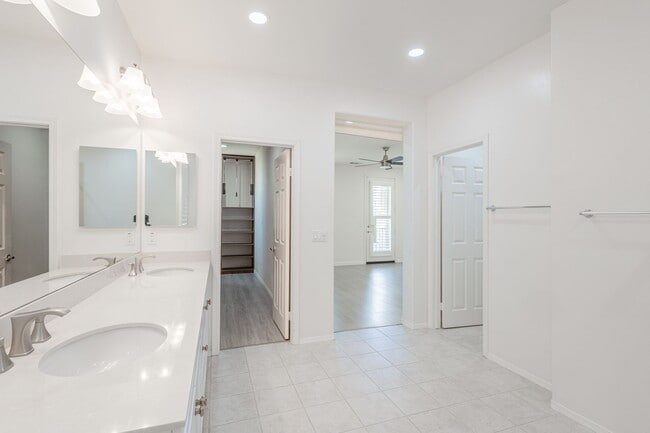 Building Photo - 16220 Retreat Ct