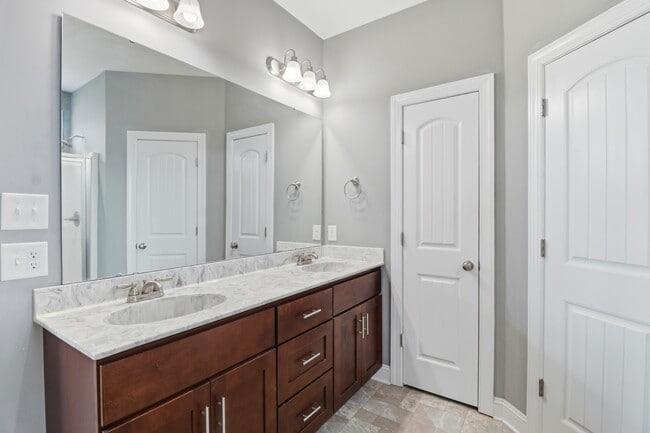 Building Photo - 870 Nor-Am Rd