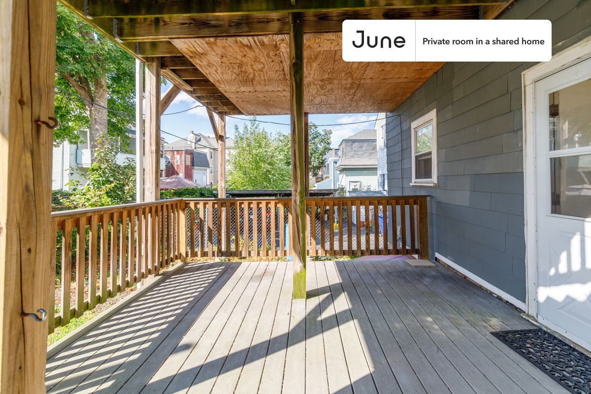 Building Photo - Private bedroom in 2 bed/1 bath Home