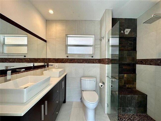 Building Photo - 912 NE 9th Ct