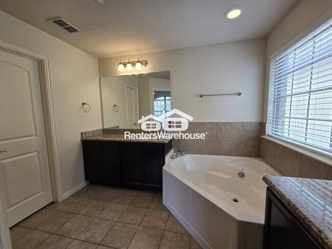 Building Photo - MOVE IN READY - Spacious 2-story townhouse...