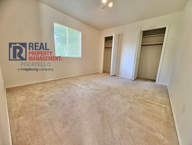Building Photo - 4 bedroom 3 bathroom - 2 car garage -This ...
