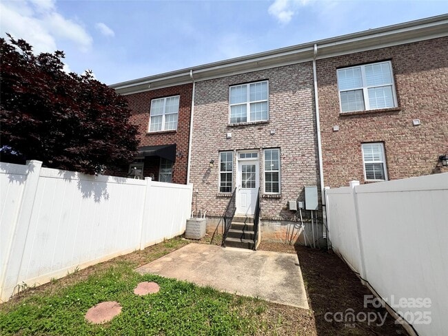 Building Photo - 202 Welton Way