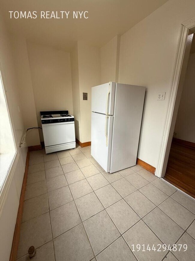 Building Photo - 710 E 235th St