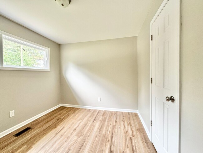 Building Photo - Renovated 3-bedroom convenient to I-40