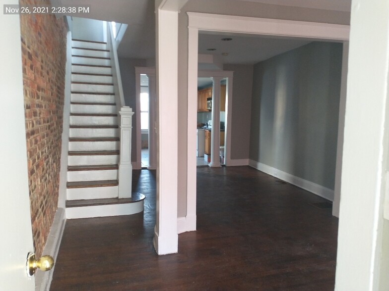 Building Photo - 209 N Ellwood Ave