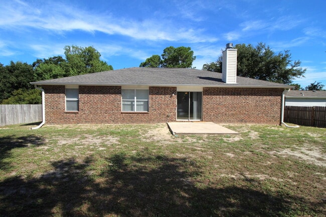 Building Photo - Spacious 3-Bedroom Home in Gulf Breeze wit...