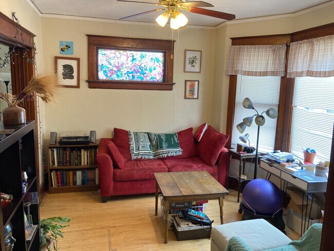 Building Photo - 601-03A E. Burleigh St.