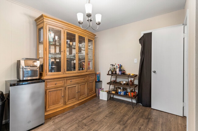 Building Photo - 222 Belray Dr