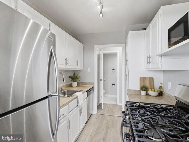Building Photo - 301 N Beauregard St