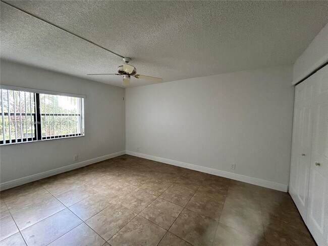 Building Photo - 200 Lakeview Dr