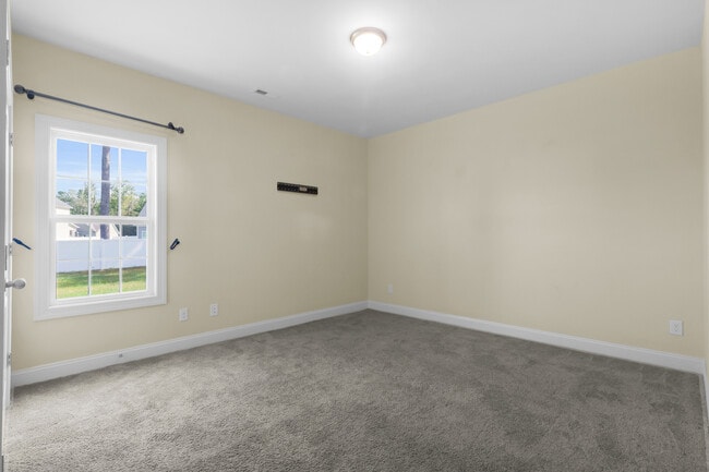 Building Photo - 174 Finch Ln