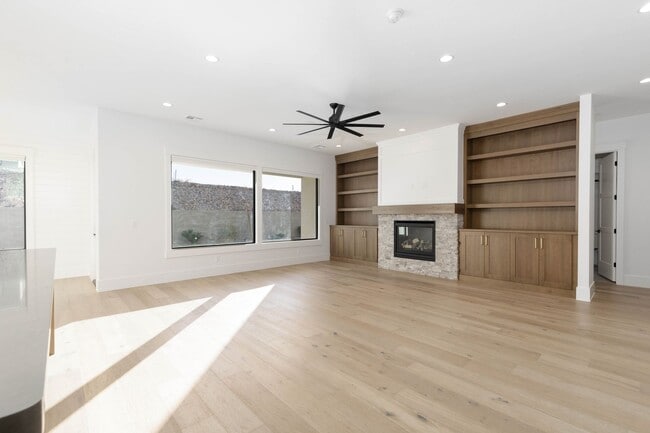 Building Photo - Gorgeous 5 bed 3.5 bath in Desert Canyons