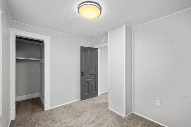 Building Photo - SCORE 1ST MONTH'S RENT FREE IF SIGNED BY JAN 9! Beautiful 2 bedroom home in Coraopolis available ...