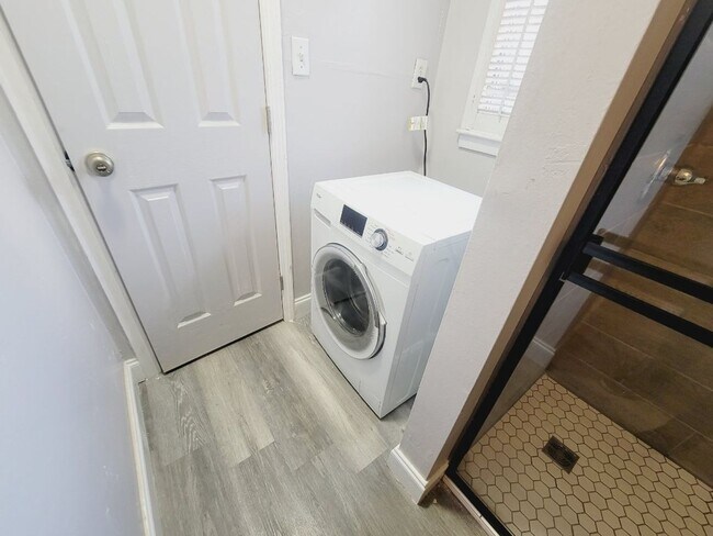 Building Photo - UPDATED 1/1 in Walkable Location w/ Solid Floors, Community Pool, & Washer/Dryer! Avail NOW for $...