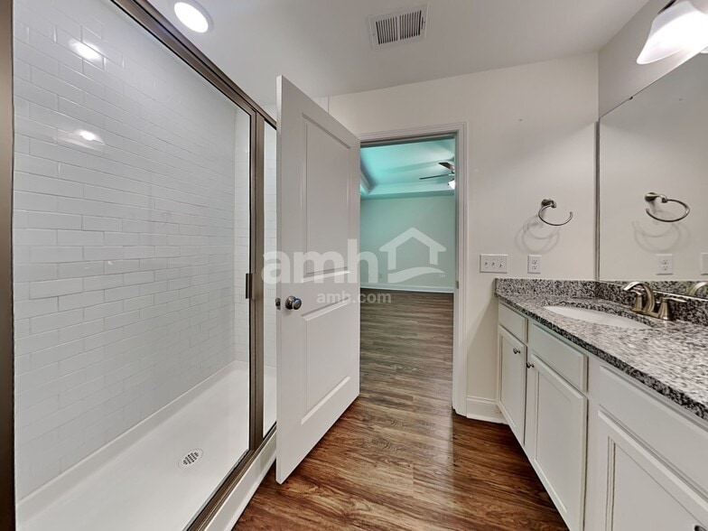 Building Photo - 418 E Main St