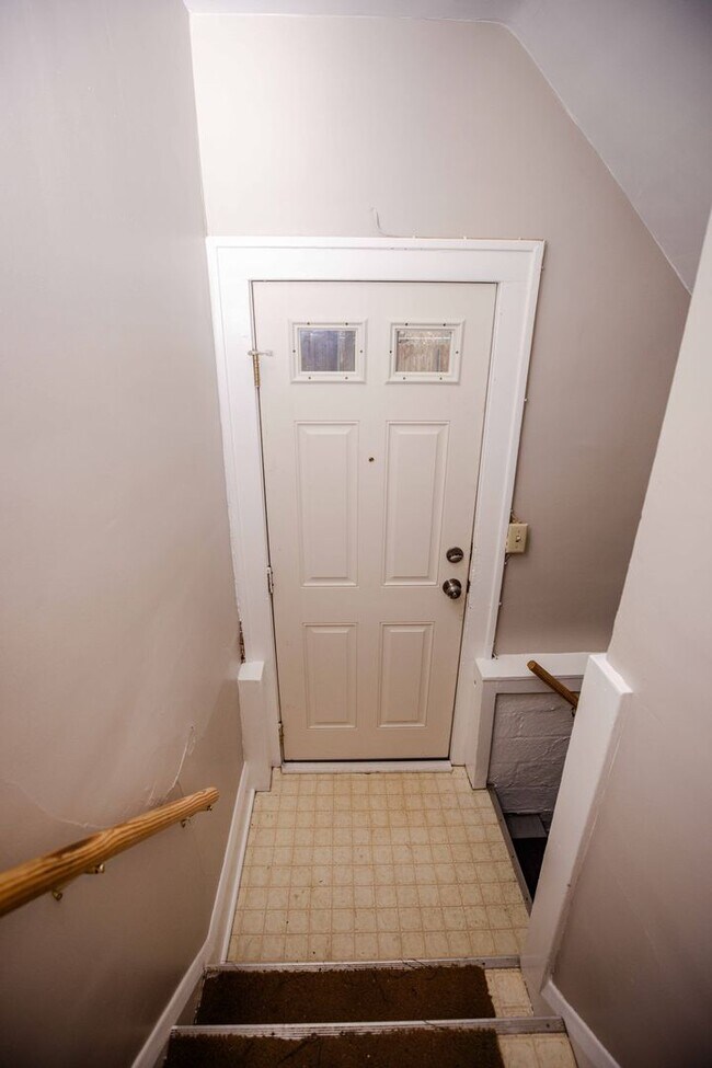 Building Photo - Beautiful two bedroom home with bonus room, fenced in back yard, garage, and full basement!